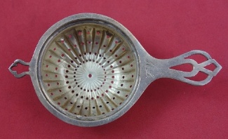 Tea Strainer fluted  4 3/8