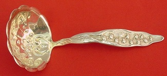 Gravy Ladle design in bowl  6 3/4